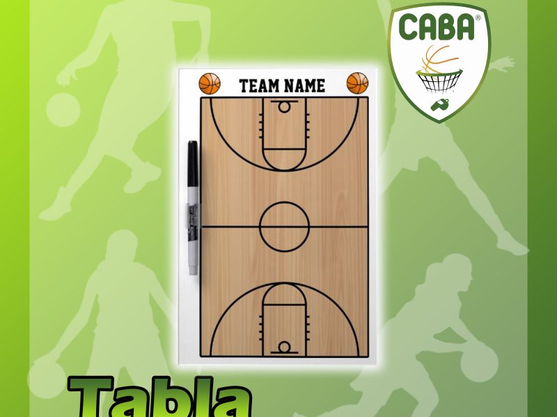 Tablero con cancha de baloncesto impresa y marcador borrable para explicar mecánica arbitral